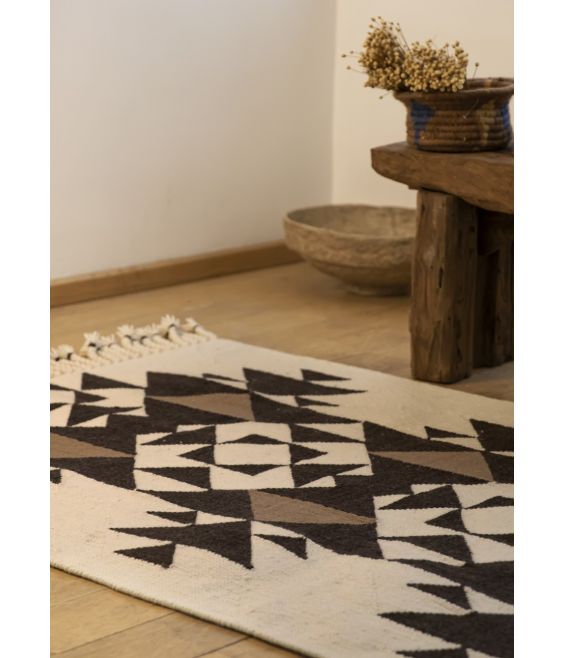 Trah Pattern Rug Handwoven Rug with Triangular Geometric Pattern