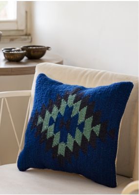 وسادة منسوجة يدويًا بنمط مثلثات هندسية لون أزرق