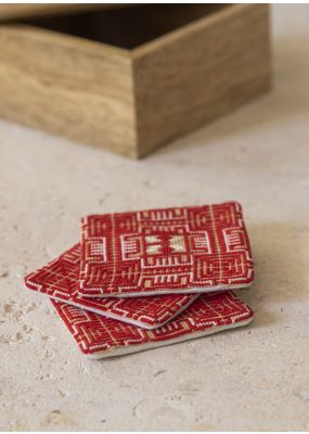 مجموعة كوسترات مُطرزة بتصاميم هندسية: 4 قطع