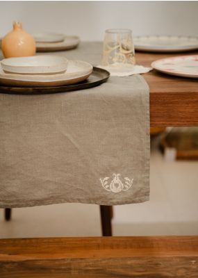 مفرش طاولة من الكتان مطرّز بالرمّان