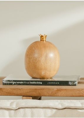 قطعة ديكور بشكل رمانة خشبية