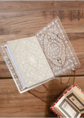 حامل مصحف أكريليك بنقوش محفورة