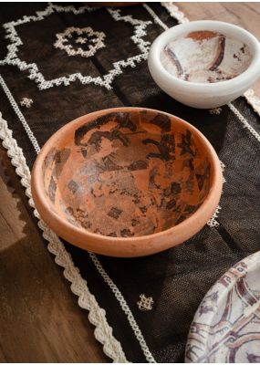 طبق فخاري وسط بنقشة الفسيفساء