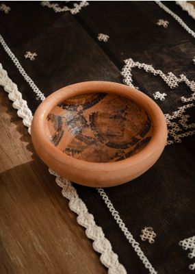 طبق فخاري صغير بنقشة الفسيفساء