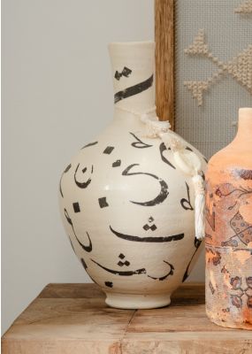 جرة فخارية دائرية مزينة بالخط العربي والشرابة