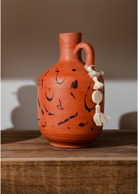 جرة فخارية اسطوانية مزينة بالخط العربي والشرابة