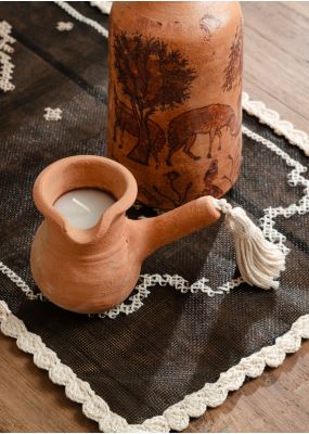 شمعة دلة فخارية مزينة بشرّابة