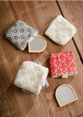 مرآة جيب مع حافظة مطرزة