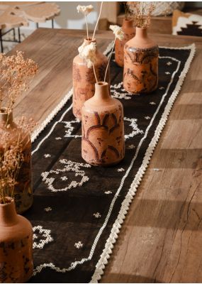 مفرش طاولة شبكي بتطريز فسيفسائي