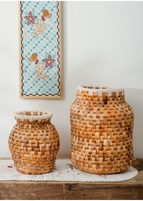 مزهرية منسوجة يدويًا من أوراق الموز بحافة من خيوط القطن