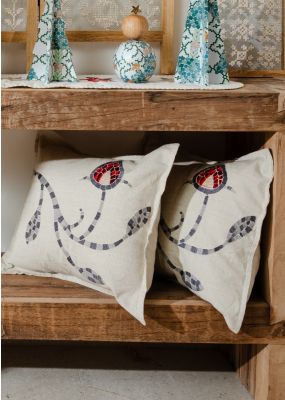 غطاء وسادة مطرّز بنقشة زهرة وبتلات فسيفسائية