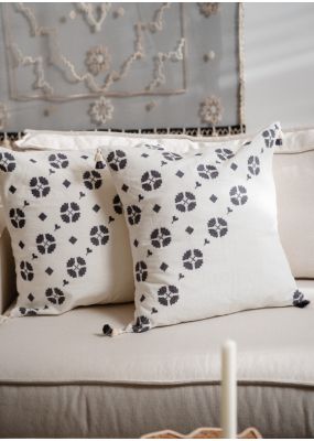 غطاء وسادة مطرّز بنقوش فسيفسائية من مادبا مع شرّابات