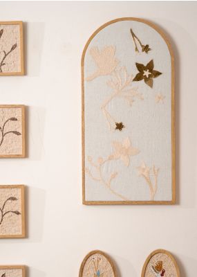 تعليقة جدارية مطرّزة بتصميم الطائر وزهور ذهبية