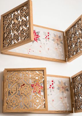 معلقة حائط بنقوش عربية وتطريز الطائر وزهرة البوينسيتيا