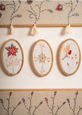 تعليقة جدارية بيضاوية مطرزة بزهرة بوينسيتا 