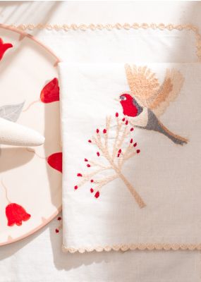 مفرش أطباق مطرّز بتصميم زهرة البوينسيتيا