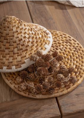 طاجن مصنوع من أوراق الموز المزينة بخيوط القطن