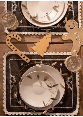 مفرش أطباق شبكي مطرّز بنقوش فسيفسائي