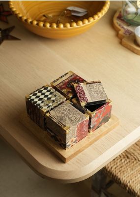 طقم صينية خشبية مع 4 علب مزينة بالديكوباج